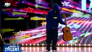 Aparitie MISTERIOASA la Romanii au Talent! Nu a vrut sa isi arate fata insa Smiley si Bartos l-au demascat pe Vagabondul misterios