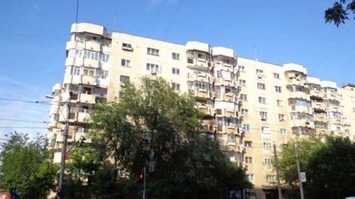 Un băiat de trei ani, dus la spital după ce a căzut de la etajul opt al unui bloc din Sectorul 4