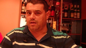 Ion Petrisor a fost luat de acasa de politisti. Organizatorul “Miss Piranda” este acuzat de contrabanda cu tigari