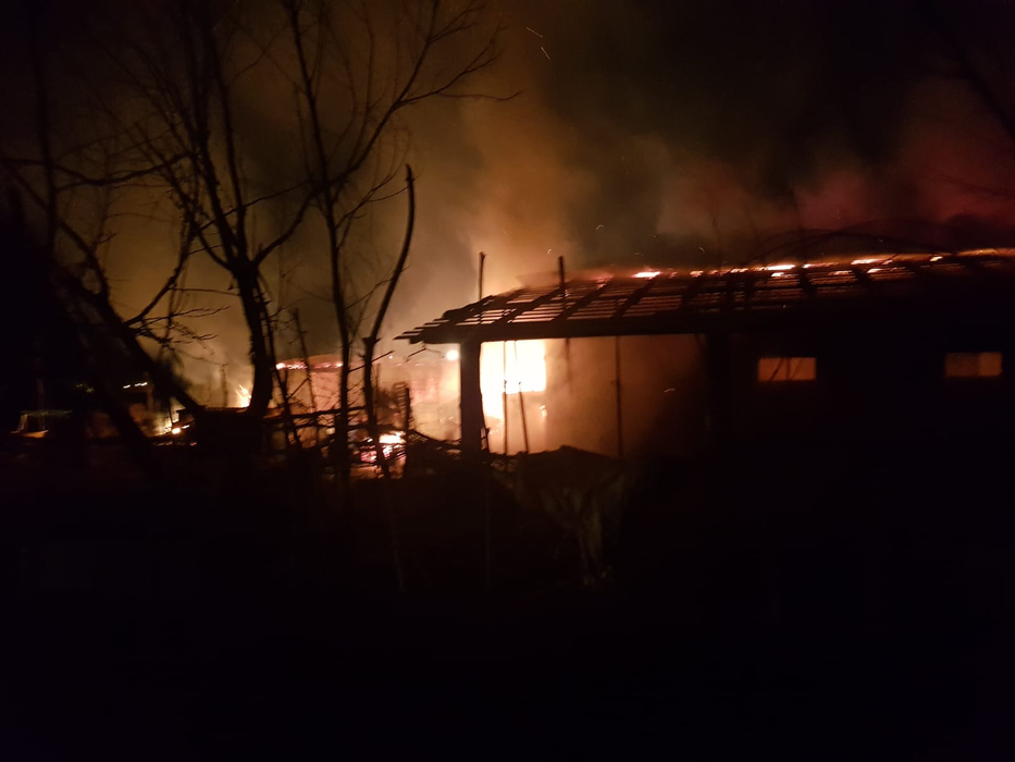 Incendiu devastator la o fermă din Giurgiu. Mama proprietarului a făcut stop cardio-respirator și a murit. Multe animale au ars de vii