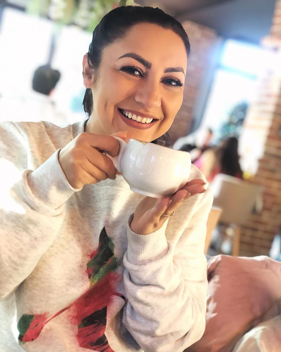 Andra, apariție plină de senzualitate! Soția lui Cătălin Măruță, într-o rochie crapată până aproape de talie și cu decolteu generos