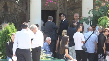 Ce nu s-a vazut! Serban Huidu a avut un bodyguard personal la inmormantarea mamei. Vezi ce misiune a avut paznicul