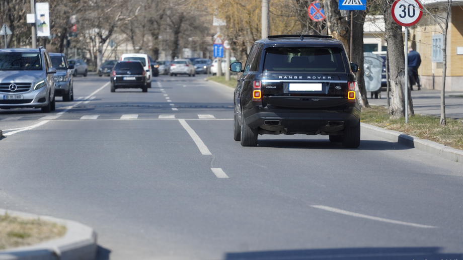 Cristina Rus a dat o tură de Capitală fără să-și asigure portbagajul (Foto: CANCAN.RO)