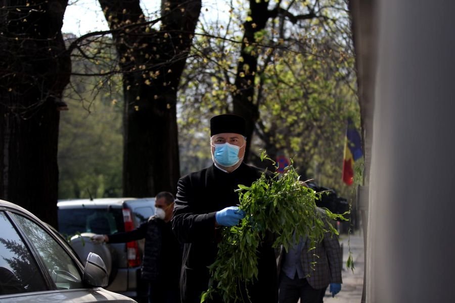Daniel Tudorache, primarul Sectorului 1, și un preot al Bisericii Cașin împart ramuri de salcie bucureștenilor: ”Căminul fiecărui creștin va fi propria bazilică” | FOTO