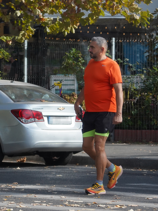 Mișu, la pas pe străzile din Capitală / (Sursa: CANCAN.RO)