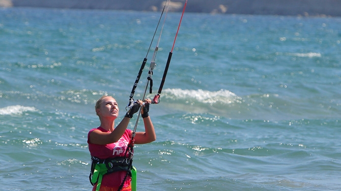 Cori Gramescu a descoperit kiteboarding-ul! Uite cum s-a descurcat in Turcia!