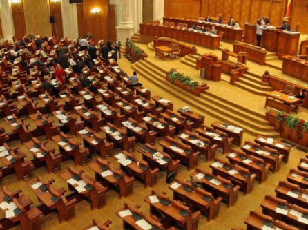 Un renumit politician ar fi avut o aventură cu o controversată cântăreață suspectă de infectare cu HIV