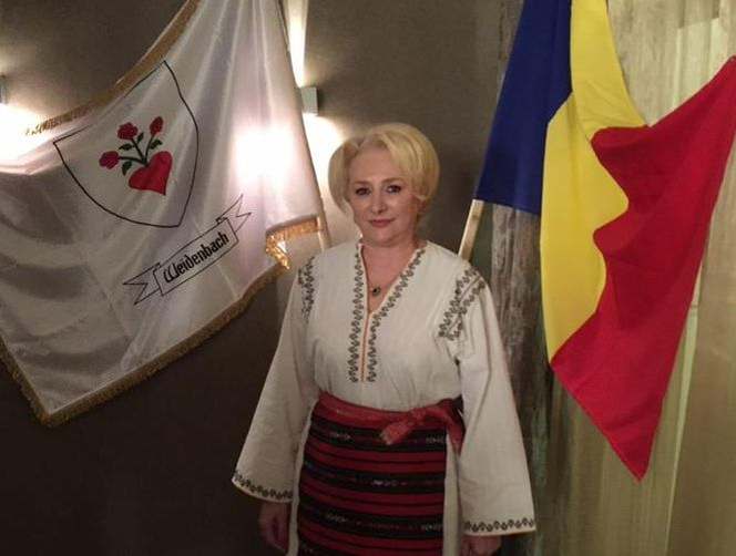 Iulia Albu, despre rochia roz purtată de Viorica Dăncilă la nunta fiului ei. „Întregește perfect imaginea de tort supraetajat a premierului!”