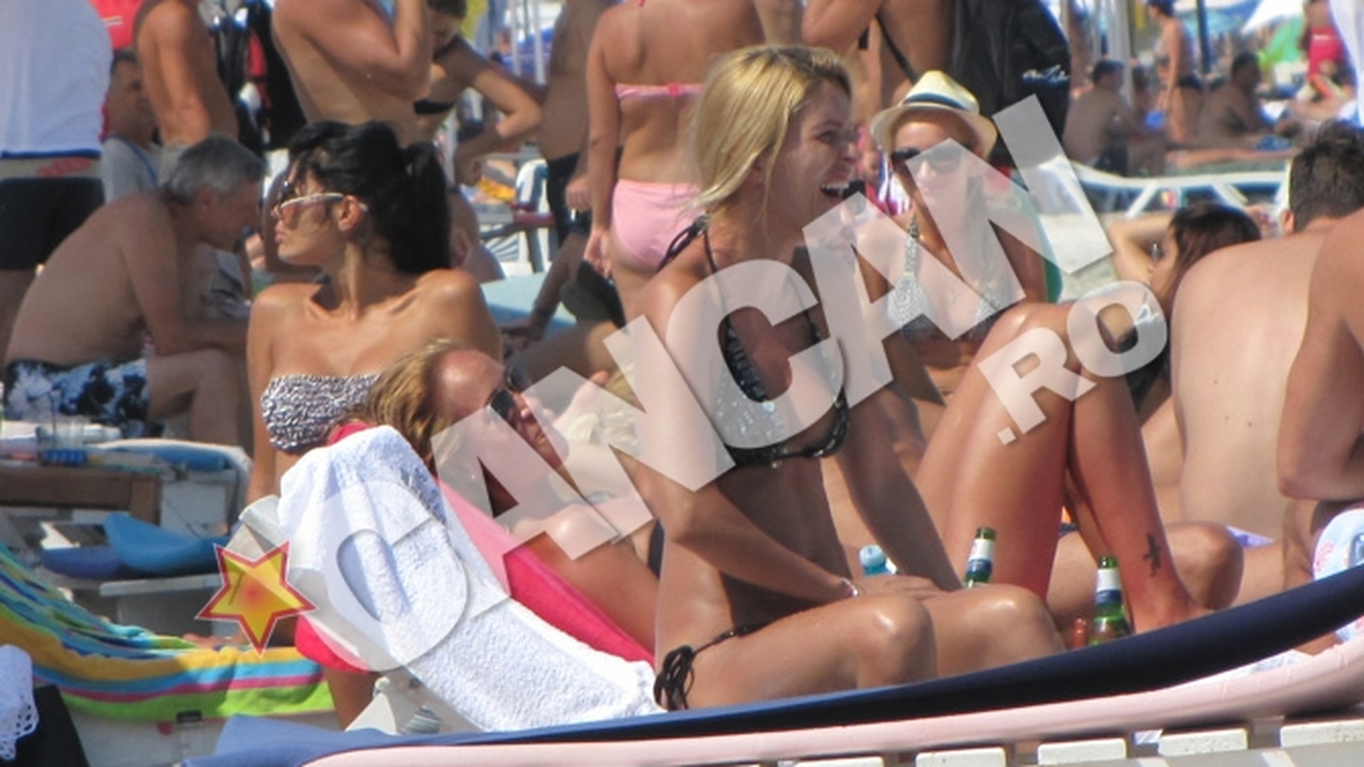Sexy mamaaa! Cine-i blonda cu forme de vis care a furat toate privirile barbatilor la plaja, in timp ce o "prajea" soarele?