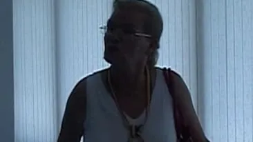 VIDEO  Intamplare halucinanta! O pensionara si-a bagat picioarele in piscina de la Vila Dante: E a noastra, avem voie sa facem o baie