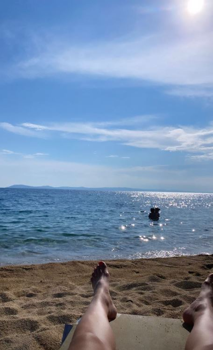 Emily Burghelea a fugit de la Antena 1 direct la mare. Imaginile care au încins atmosfera de pe plajă. FOTO&VIDEO