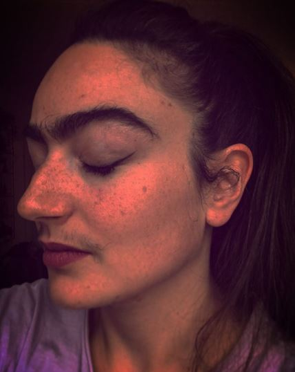 O femeie din Danemarca, traumatizată de bărbați pe stradă: “Țipă la mine să îmi smulg sprâncenele și mustața”. De aproape 1 ani este nepensată și neepilată