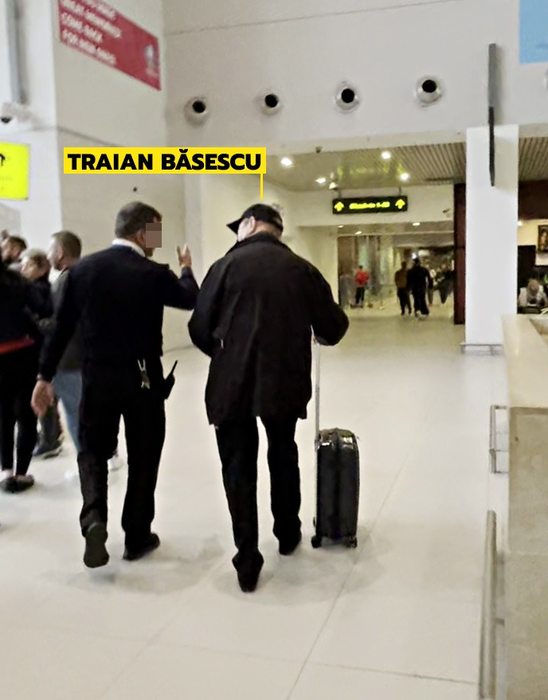 Traian Băsescu este îndrumat de către un agent de ordine (Foto: CANCAN.RO)