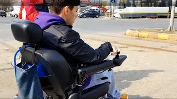 Un tânăr bucureștean imobilizat în scaun cu rotile a fost confundat cu un cerșetor. Cu banii pe care i-a primit a făcut un gest impresionant