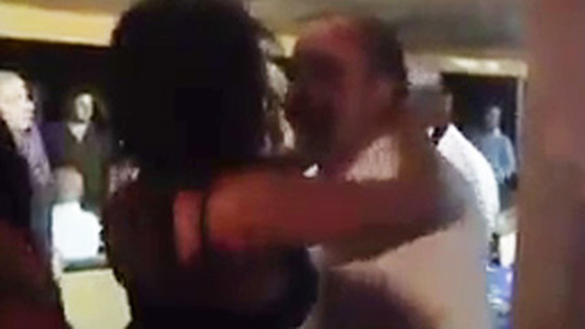 Video fabulos! Nutu Camataru danseaza intr-un mare fel cu o "brazilianca"! Ea il chinuie cu opturile ei, el o atinge usor si se abtine cu greu!