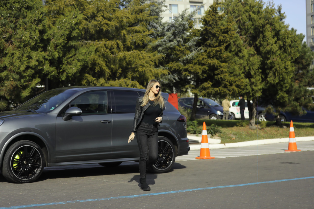 Noua ”jucărie” a Roxanei Nemeș, un Porsche Cayenne E-Hybrid de 120.000 €