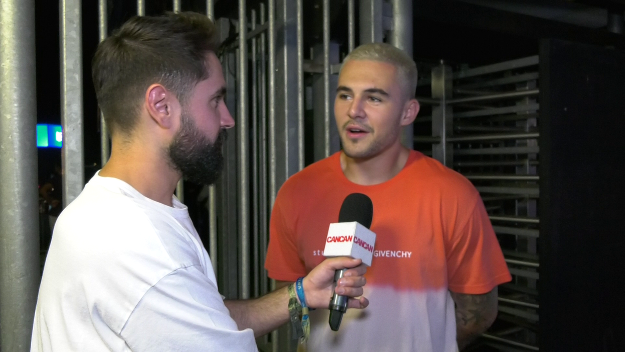 Mario Fresh: "M-am trezit de dimineață și am zis: «Blond mă fac!». Bine, blond, alb, și acum având în vedere că nu folosesc un șampon care este special pentru vopsea, se transformă în blond!" (Foto: CANCAN.RO)