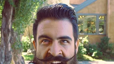 Aşa ceva n-ai mai văzut! Ce poate să facă acest bărbat cu barba sa! Uite cât o are şi ce vrea să demonstreze cu acest lucru