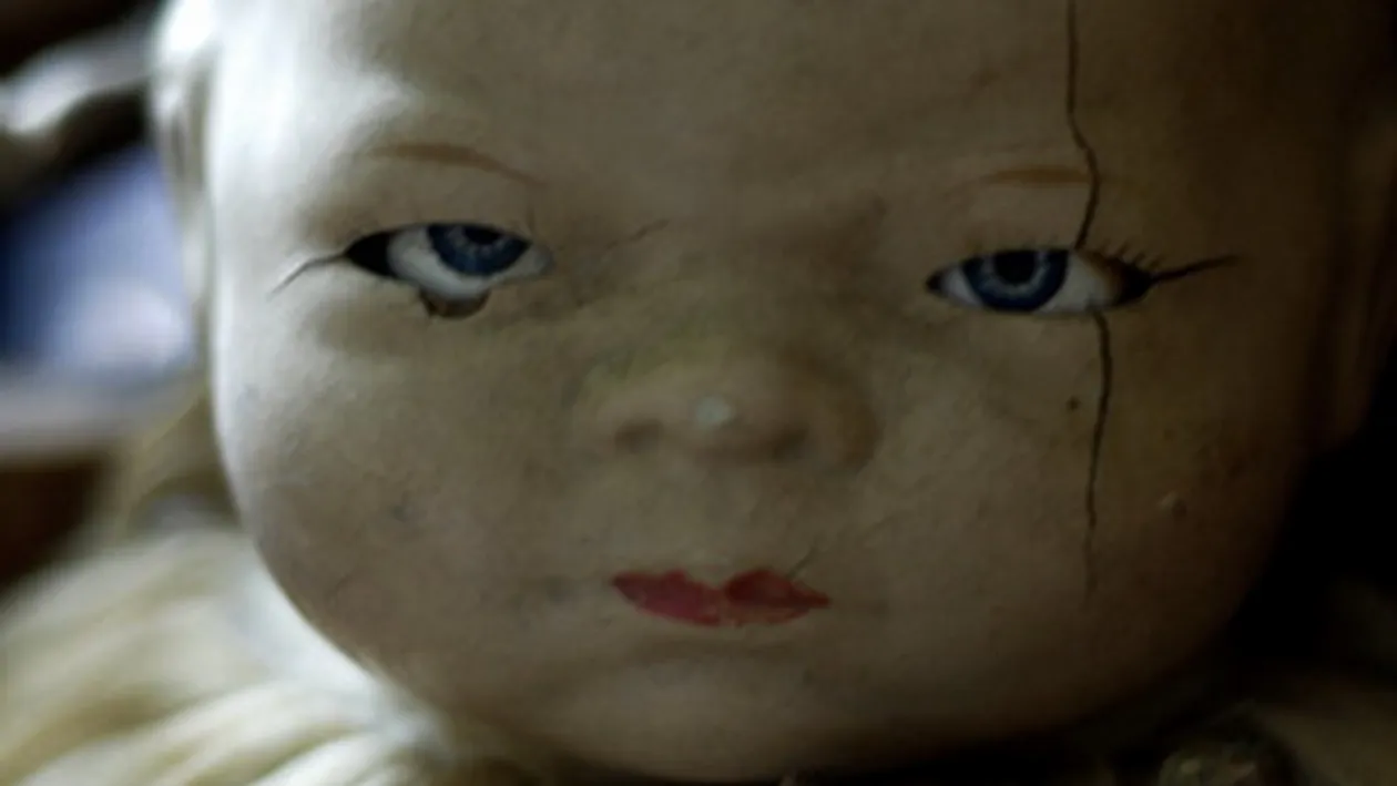 Poveste de GROAZA! Ce a gasit o mama in papusa castigata de fetita ei la o tombola. Sunt ingrozita