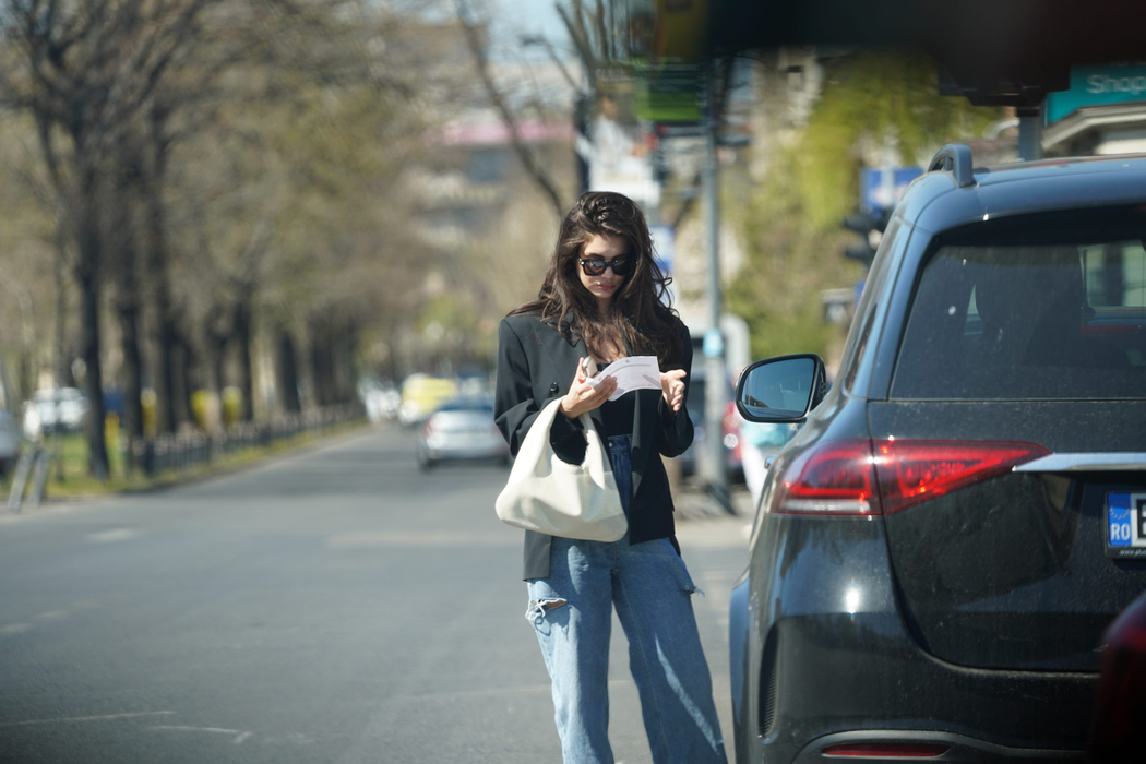Cristina Ich a luat fluturașul de pe parbriz, imediat ce a ajuns în Dorobanți (Foto: CANCAN.RO)
