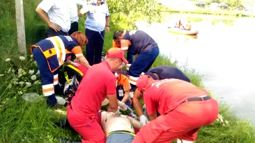 Un bărbat s-a înecat în județul Dâmbovița, după ce a mers la pescuit. Imagini emoționante cu medicii care se chinuie să-l aducă la viață