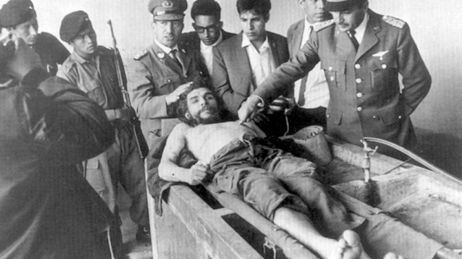 Povestea incredibila a unei fotografii celebre: cadavrul lui Che Guevara, prezentat ca un trofeu de vanatoare