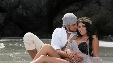 Asta făceau şi în Thailanda? Două ispite de la „Insula iubirii s-au dezlănţuit împreună pe ritmuri de manele. Surpriză, sunt bărbaţi!