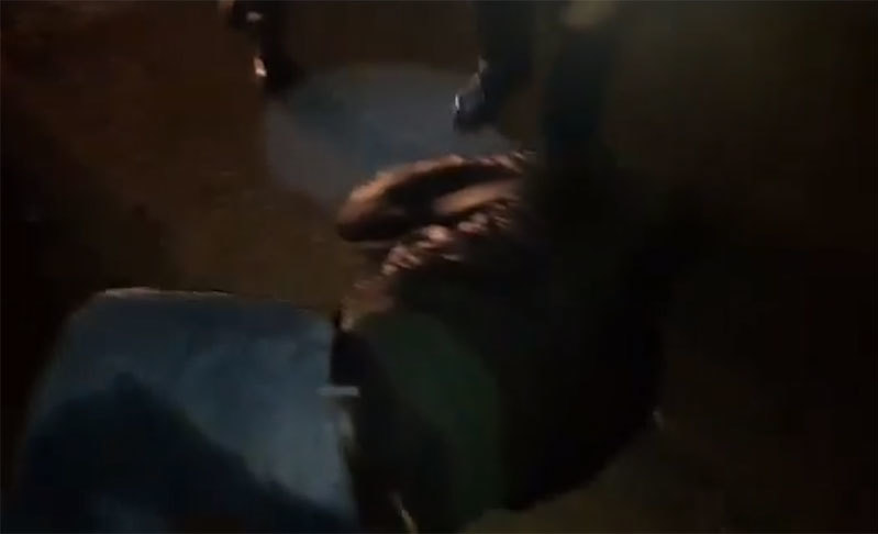 Caz incredibil în judeţul Suceava. Un şofer beat mort, ajuns cu maşina în şanţ, a căzut în faţa poliţiştilor