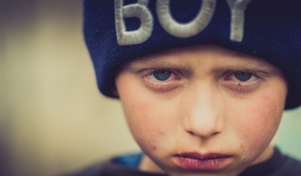 Copil din Botoșani, distrus de durere după ce și-a văzut casa în care locuia în flăcări. Povestea care a emoționat România