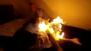 Se intampla in Romania! I-a dat foc prietenului sau care dormea pentru a se distra