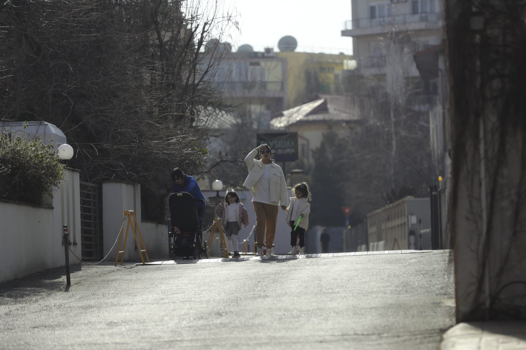 Roxana Dobre, la plimbare alături de fetițele sale