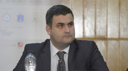 De la butonat telefonul în timpul onorului militar, Gabriel Leș a trecut la pix și foaie ca să nu mai fie acuzat că nu respectă armata