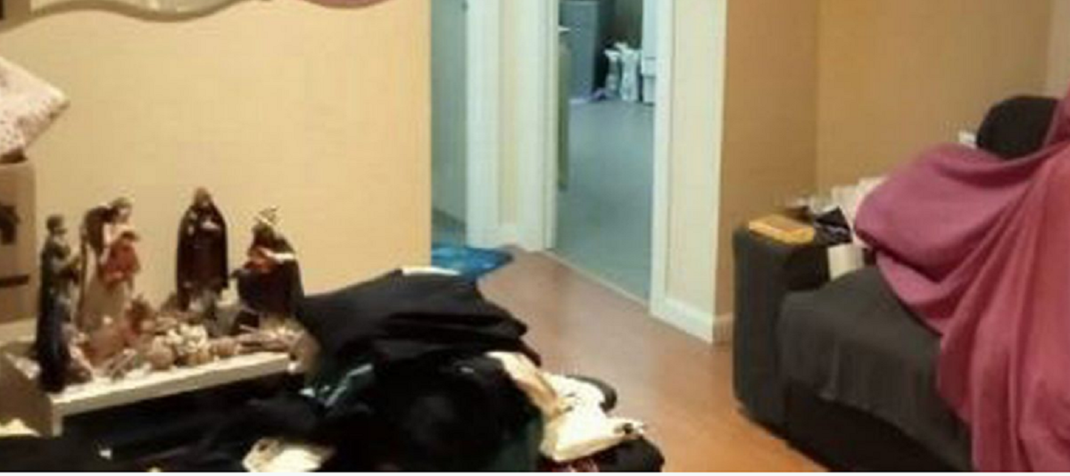 Detaliul incredibil pe care l-a observat un viitor chiriaș într-un anuț imobiliar. În fundal se observă o siluetă ciudată
