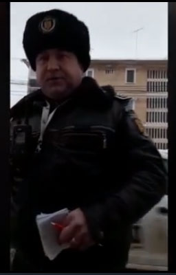 Ca-n vestul sălbatic! Ce reacție a avut un polițist local, după ce s-a prins că este filmat de un șofer pe care l-a oprit în trafic