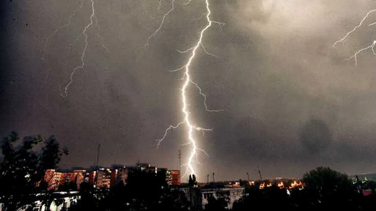 Vremea se răcește radical! Urmează furtuni, grindină și ploi torențiale în aproape toată țara