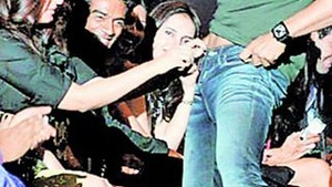 Pe Akshay Kumar il puteti vedea de vineri in filmul "Housefull", din cadrul colectiei "MARI FILME INDIENE", lansata de CANCAN. L-a dezbracat nevasta in public