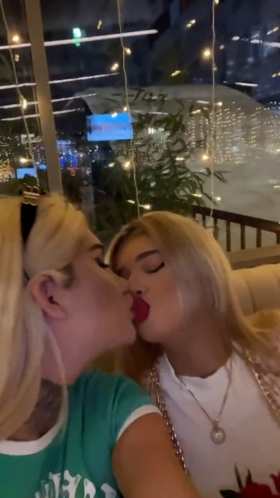 Bia Khalifa s-a sărutat cu o domnișoară misterioasă de Ziua Îndrăgostiților (Foto: Captură Video)