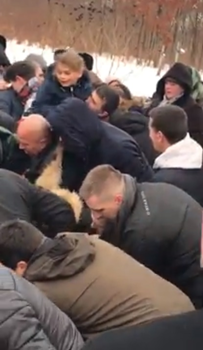 Imagini de la înmormântarea mamei din Timiș cu 18 copii! E cutremurător ce s-a întâmplat când au băgat-o pe Lidia în groapă. VIDEO
