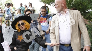 VIDEO Lady Gaga, transportata de "Colosul Olandez" intr-un avion de barosani care costa peste 25 de milioane de euro!