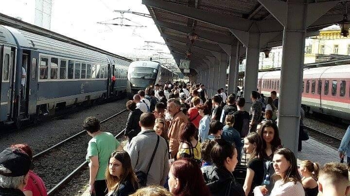 Nu mai sunt locuri în trenuri nici măcar în picioare! Veste tristă pentru românii care încă n-au plecat în minivacanța de 1 mai