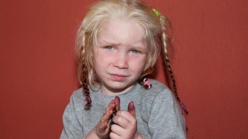Fetita gasita intr-o tabara de romi din Grecia ar putea fi Madeleine Mccann. O femeie din ROMANIA ar fi dus-o acolo