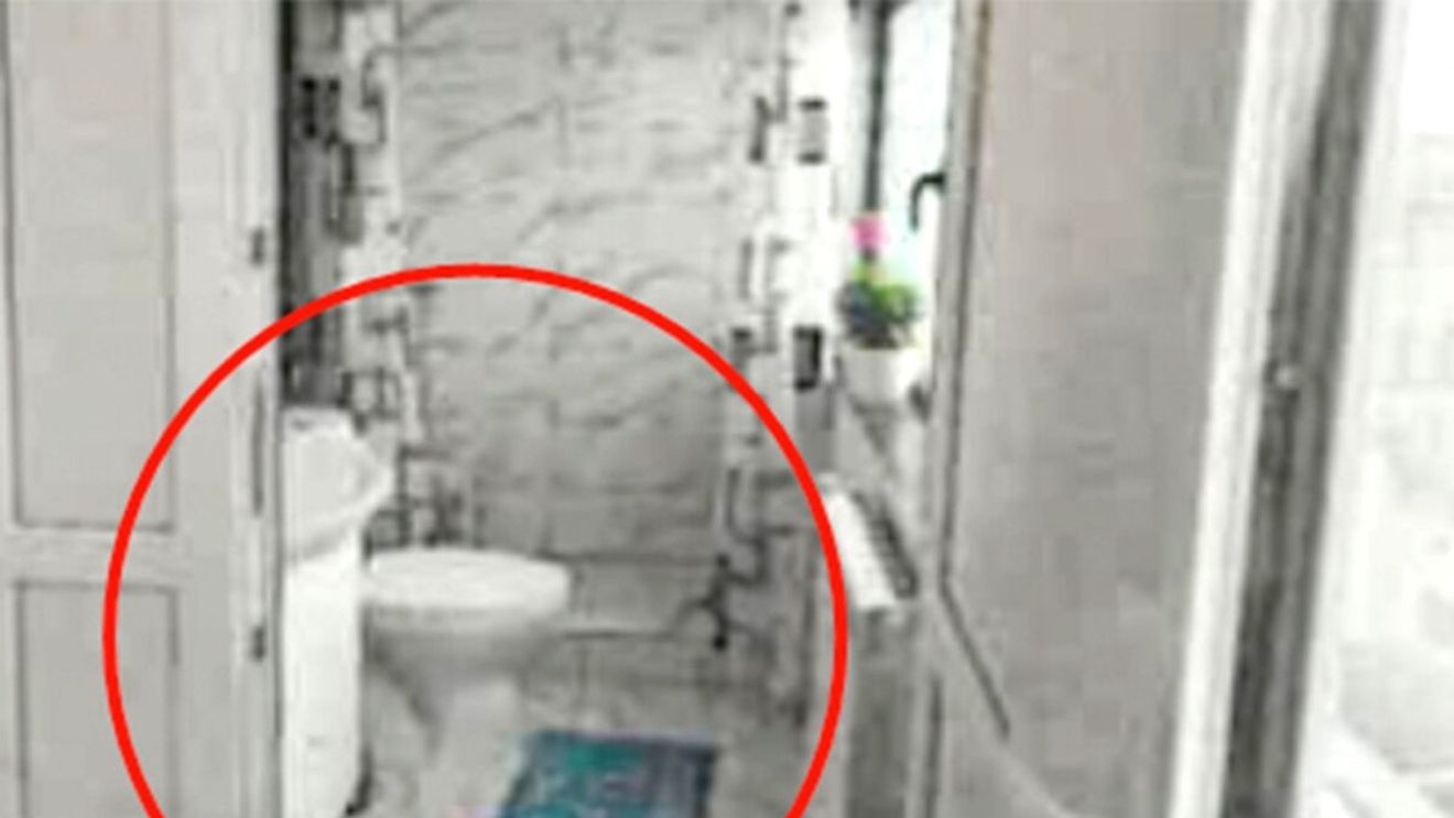 Banc?! Nu, este un caz real din Vaslui: Un locatar și-a montat WC în balcon!