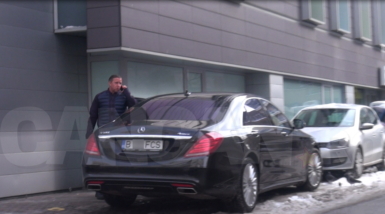 Laurenţiu Reghecampf vorbeşte la telefon
