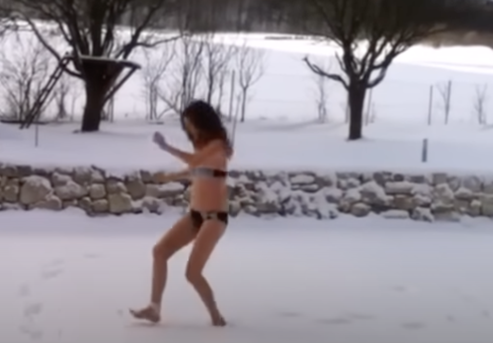 Cristela Georgescu, imagini geniale: a ieșit în costum de baie, în zăpadă. FOTO