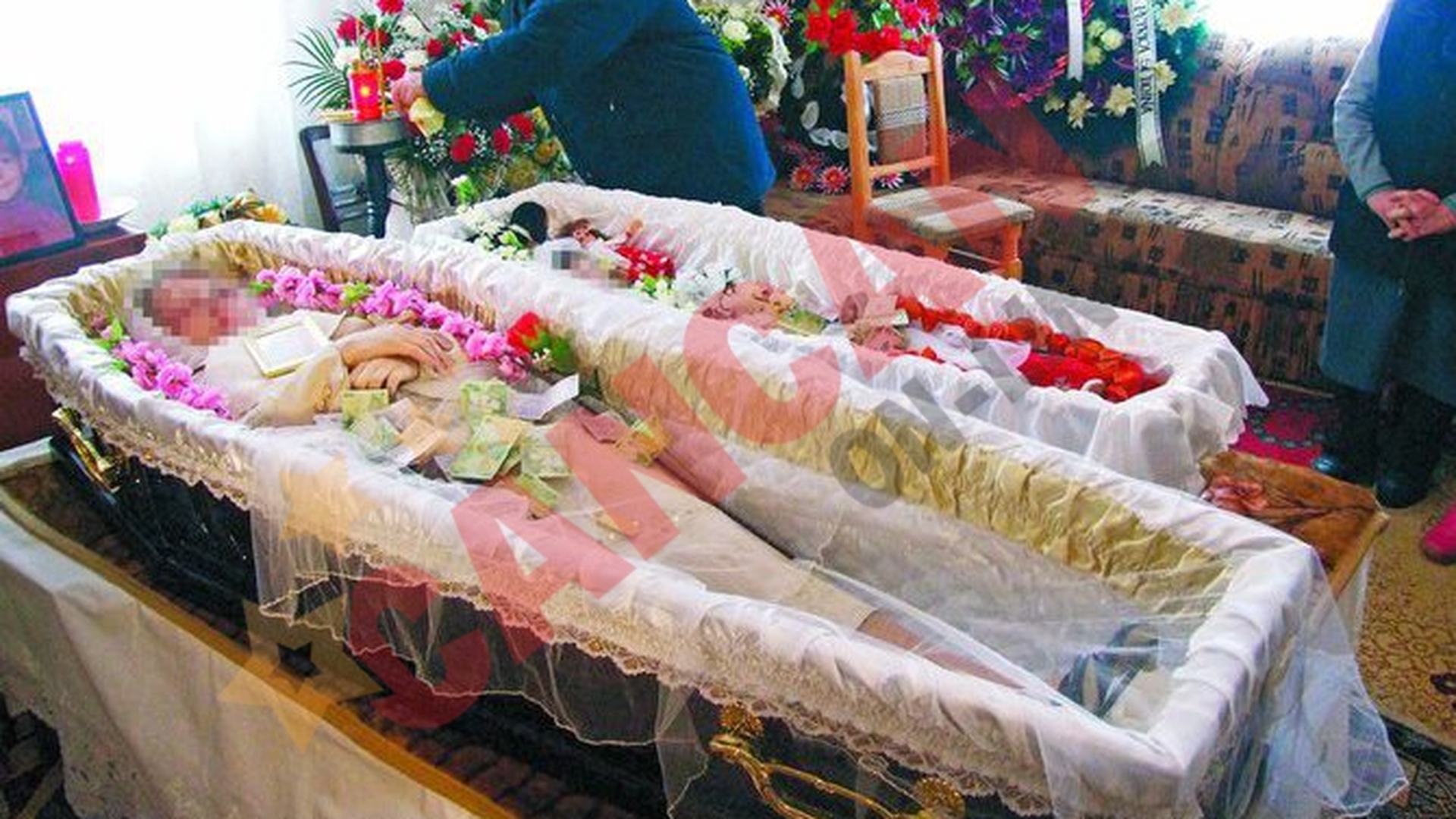 Mama si fiica executate au fost ingropate impreuna