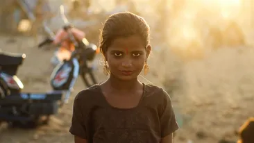 Pedeapsă cruntă primită de o fetiță de cinci ani din India din partea mamei sale