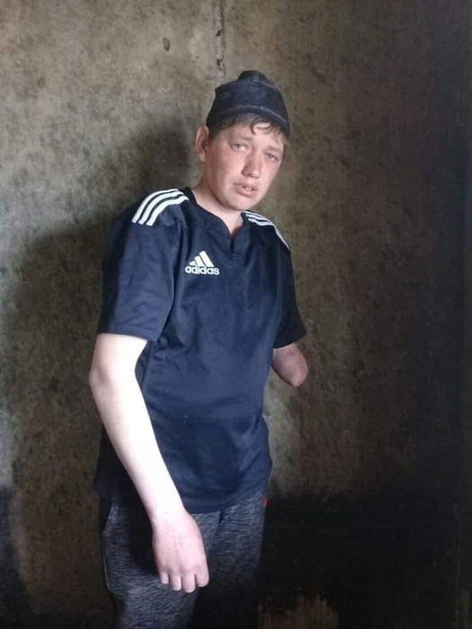Strigăt de ajutor pentru Andrei, un tânăr mutilat care își crește de mic frații după ce părinții i-au părăsit. Casa le-a luat foc