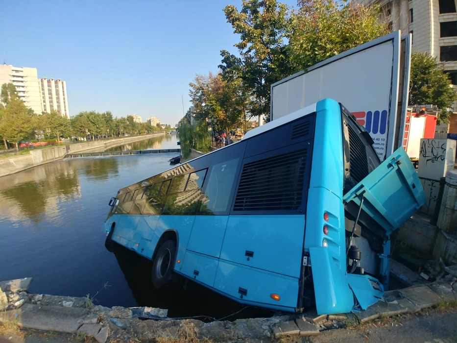 Scene șocante în București! Un autobuz STB a căzut în râul Dâmbovița