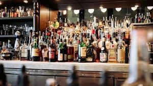 Afișul pus de proprietarul unui bar a devenit viral în România! Nu a bănuit nicio clipă vestea pe care a primit-o de la un client