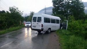 Microbuz cu 16 pasageri la bord, implicat într-un accident în pe DN 67, în Mehedinți